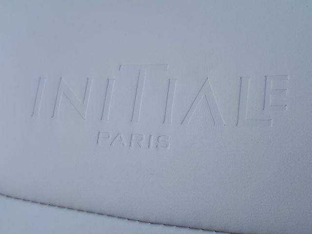 Een witte leren tas met de woorden "Renault Captur Paris" erop.