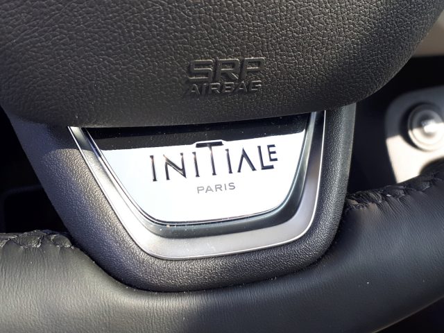 Het stuur van een Renault Captur met het woord intalie erop.