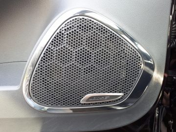 Een close-up van een luidspreker in een Renault Captur-auto.