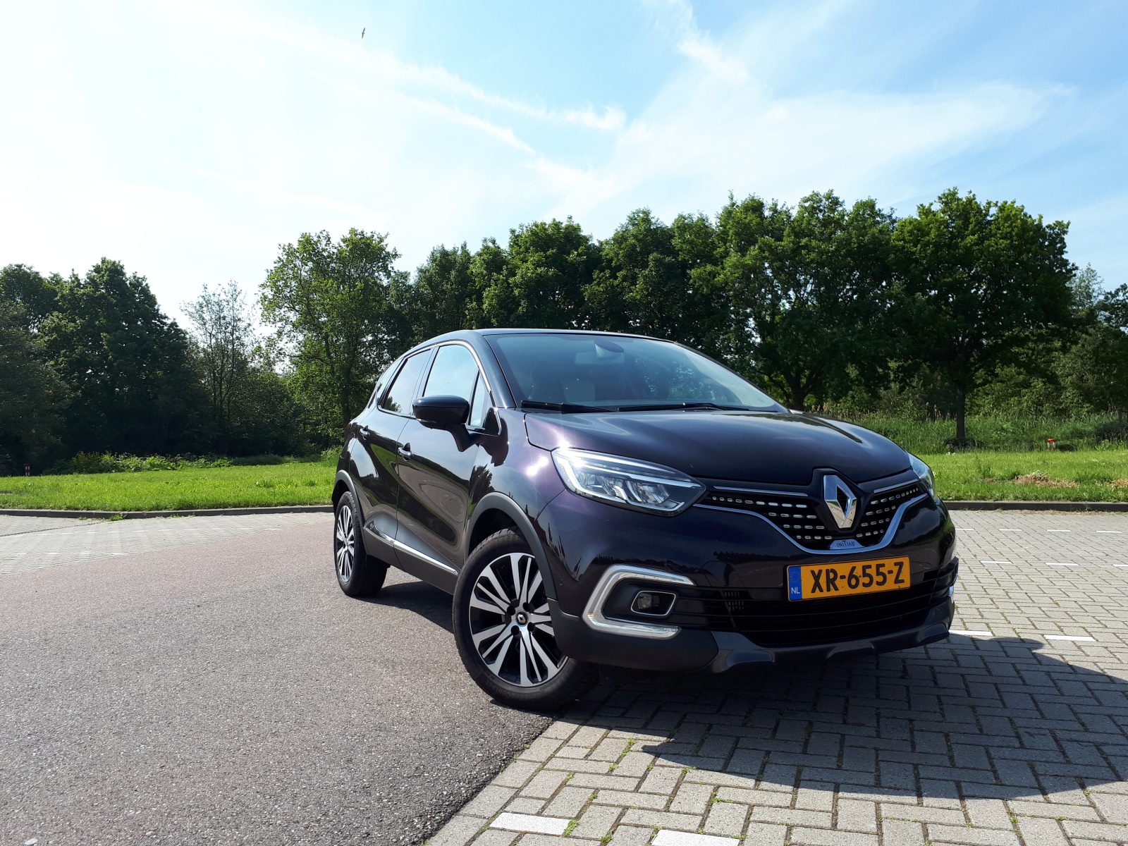 Een Renault Captur geparkeerd op een weg.