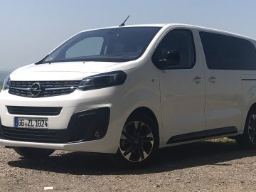 Een Opel Zafira Life geparkeerd op een onverharde weg.