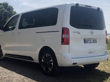 Een witte Opel Zafira Life geparkeerd op een onverharde weg.