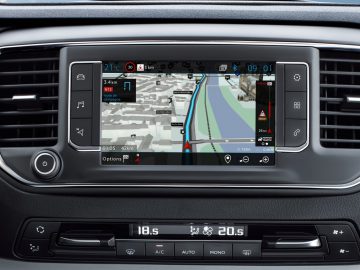 Een Opel Zafira Life met een GPS-systeem erin.