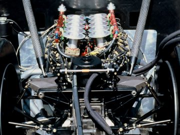Een close-up van de motor van een Alfa Romeo 164.