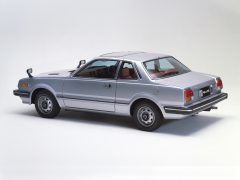 Op een witte achtergrond wordt een zilveren Honda Prelude getoond.