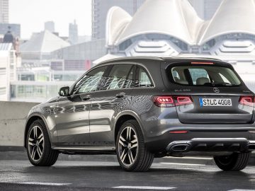 De Mercedes-Benz GLC 2019 staat geparkeerd voor een stad.