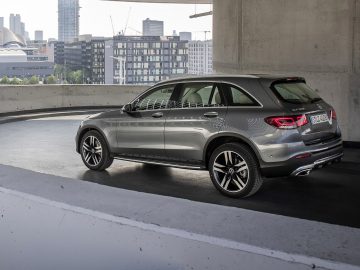 De Mercedes-Benz GLC SUV uit 2019 staat geparkeerd op een parkeerplaats.