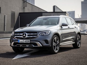 De Mercedes-Benz GLC 2019 staat geparkeerd voor een stad.