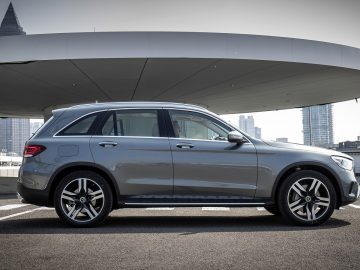 De Mercedes-Benz GLC uit 2019 staat geparkeerd voor een gebouw.