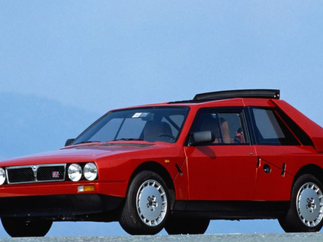 Aan de zijkant van een berg staat een Lancia Delta geparkeerd.