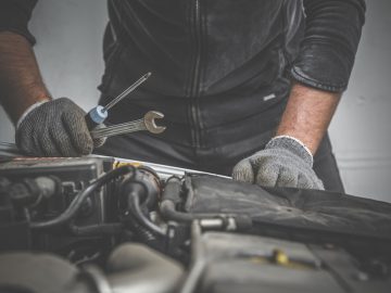 Een monteur werkt aan tekorten van een automotor.