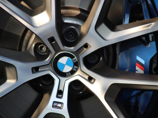 Een close-up van het stuur van een BMW.