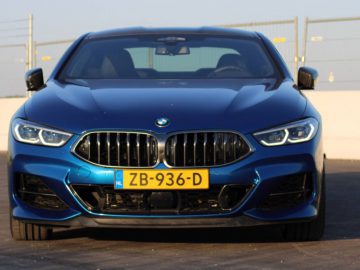 De voorkant van een blauwe BMW M8.