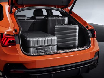 De kofferbak van een Audi Q3 Sportback met bagage erin.