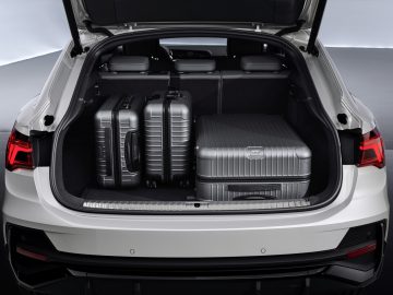 De kofferbak van een Audi Q3 Sportback met bagage erin.