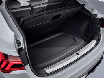 De kofferbak van een grijze Audi Q3 Sportback.