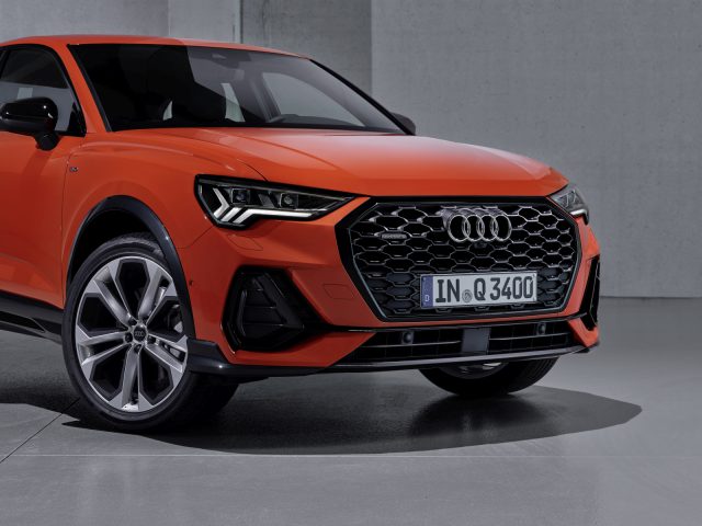 De Audi Q3 Sportback 2020 wordt weergegeven in een oranje kleur.