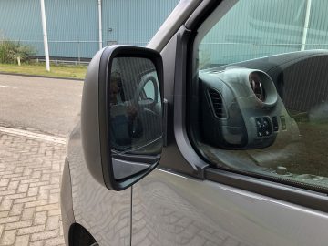 Een zijspiegel van een Nissan NV300 bestelwagen.