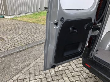 De deur van een Nissan NV300 bestelwagen met de deur open.
