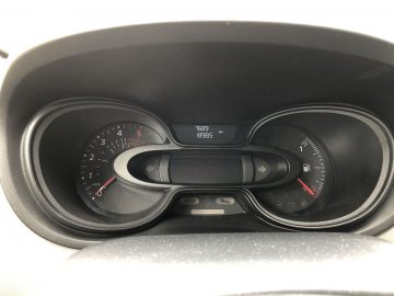 Het dashboard van een Nissan NV300 met meters en meters.