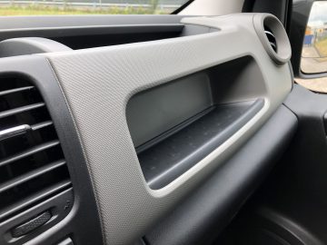 Een zicht op het dashboard van een Nissan NV300-voertuig.