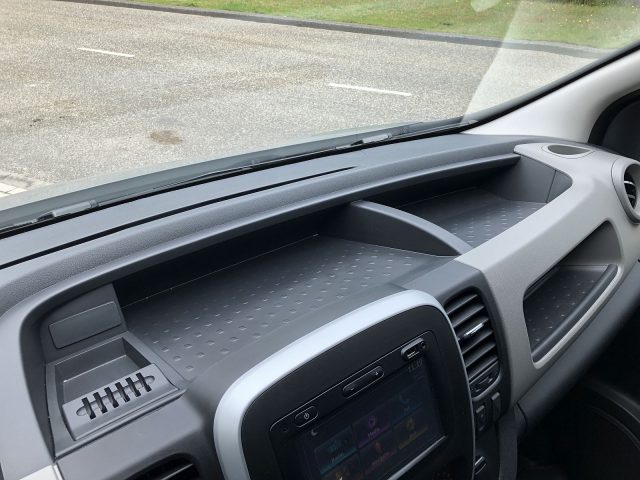 Een zicht op het dashboard van een Nissan NV300 bestelwagen.