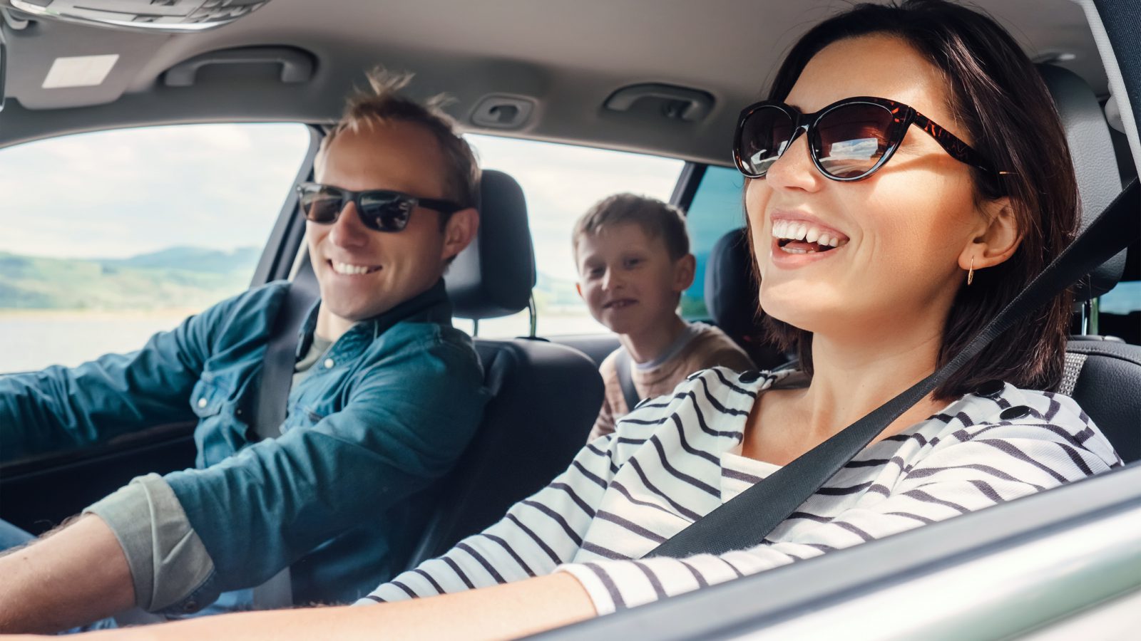 Een gezin rijdt met een zonnebril op in een auto en uit irritaties.