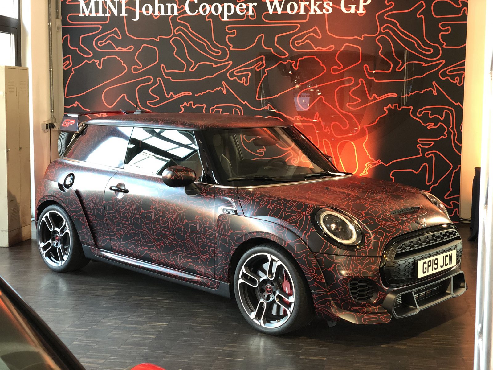 Een MINI John Cooper Works GP geparkeerd in een showroom.