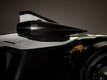 Een close-up van een BAC MONO R-racewagen.
