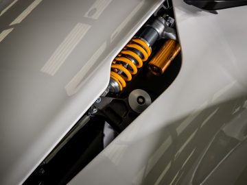 Een close-up van de ophanging van een witte BAC MONO R-sportwagen.