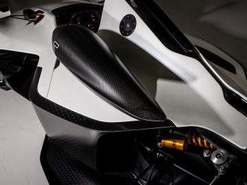 Een close-up van een witte en zwarte BAC Mono R-motorfiets.