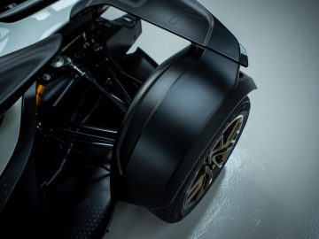 Een close-up van de zwart-witte BAC Mono R-motorfiets.