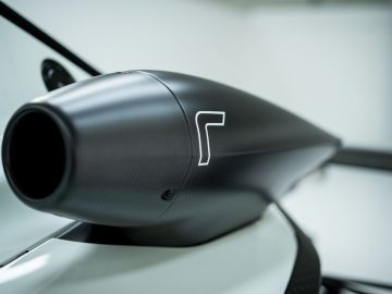 Een close-up van de uitlaatpijp van een BAC MONO R-motorfiets.