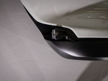 Een close-up van de achterbumper van een BAC MONO R-auto.
