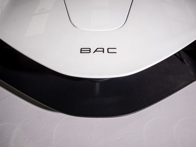 Een close-up van een witte auto met het woord BAC MONO R erop.