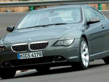 De BMW coupé rijdt over de weg.