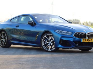 De BMW 8 Serie Coupé rijdt over een landweggetje.