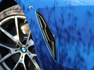 Een close-up van een blauwe BMW-auto.