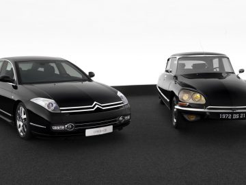 Twee zwarte Citroën-auto's naast elkaar geparkeerd op een parkeerplaats.
