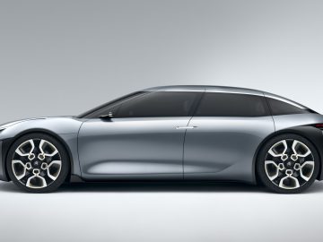 Het nieuwe Citroën IQ concept wordt op een grijze achtergrond weergegeven.