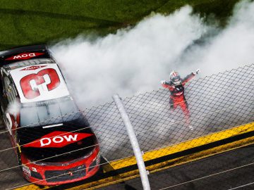 Een NASCAR-auto waar rook uit komt.