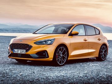 De Ford Focus Street staat geparkeerd op een rotsachtig strand.