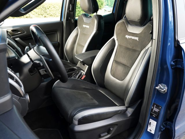 Het interieur van een blauwe SUV, geïnspireerd op 'Fast & Furious: Hobbs & Shaw', met zwarte stoelen.