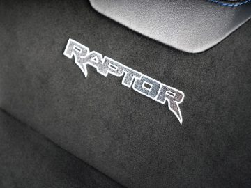 Het Fast & Furious: Hobbs & Shaw raptor-logo staat op de stoel van een auto.