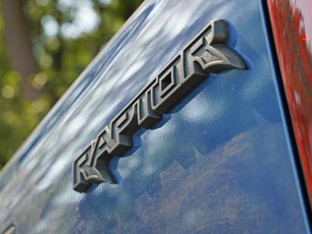 Een close-up van het Fast & Furious: Hobbs & Shaw raptor-logo op een blauwe auto.