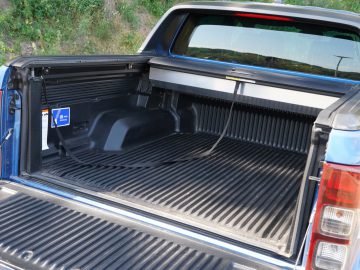 Een blauwe pick-up met open kofferbak, te zien in "Fast & Furious: Hobbs & Shaw".