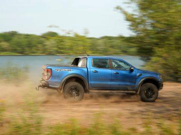 De blauwe Ford Ranger rijdt over een onverharde weg in Fast & Furious: Hobbs & Shaw-stijl.