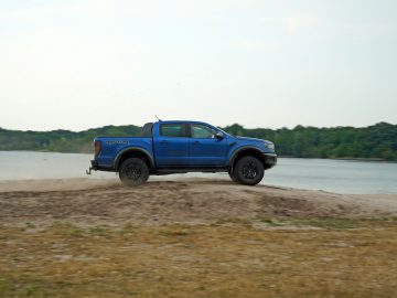Een blauwe Ford Ranger, die doet denken aan een scène uit Fast & Furious: Hobbs & Shaw, rijdt over een onverharde weg.