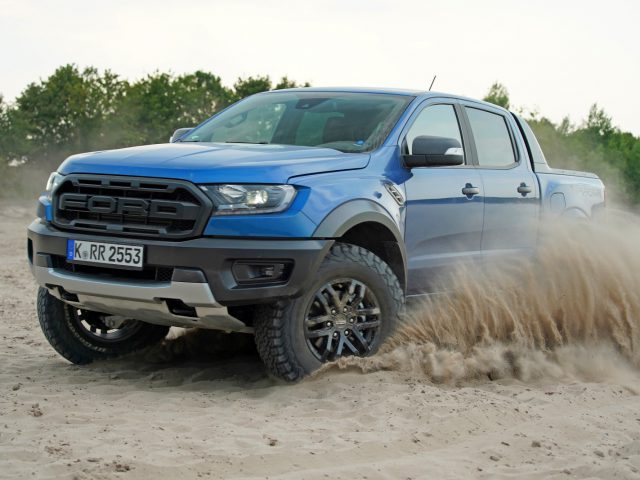 De blauwe Ford Ranger rijdt door het zand in Fast & Furious: Hobbs & Shaw.