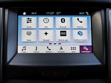 Het dashboard van een auto, dat doet denken aan Fast & Furious: Hobbs & Shaw, met een touchscreen.